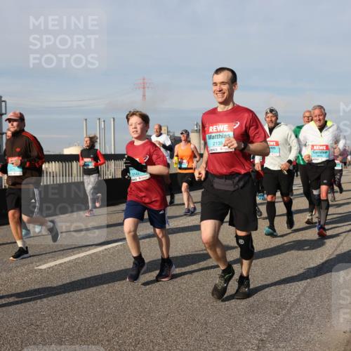 03.10.2025 - Köhlbrandbrückenlauf Lena Gebhardt http://msf.ph/oto/9145205 03.10.2025 10:02:49 Position 2 40, 2141, 2139, 3675 meine-sportfotos.de