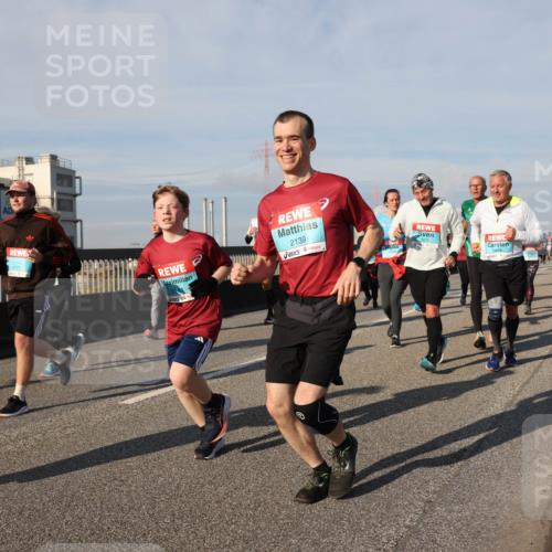 03.10.2025 - Köhlbrandbrückenlauf Lena Gebhardt http://msf.ph/oto/9145209 03.10.2025 10:02:49 Position 2 3777, 2139, 3675 meine-sportfotos.de