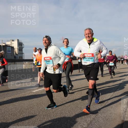 03.10.2025 - Köhlbrandbrückenlauf Lena Gebhardt http://msf.ph/oto/9145236 03.10.2025 10:02:50 Position 2 3677, 3675 meine-sportfotos.de
