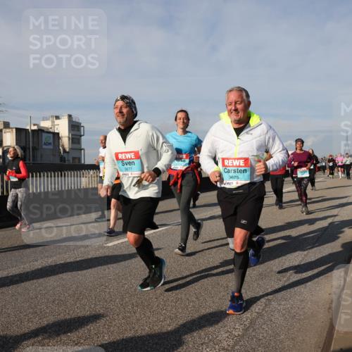 03.10.2025 - Köhlbrandbrückenlauf Lena Gebhardt http://msf.ph/oto/9145242 03.10.2025 10:02:50 Position 2 3677, 2414, 3675 meine-sportfotos.de