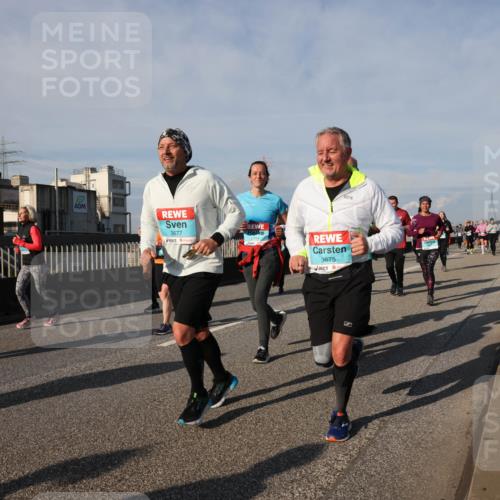 03.10.2025 - Köhlbrandbrückenlauf Lena Gebhardt http://msf.ph/oto/9145245 03.10.2025 10:02:51 Position 2 3677, 3675 meine-sportfotos.de
