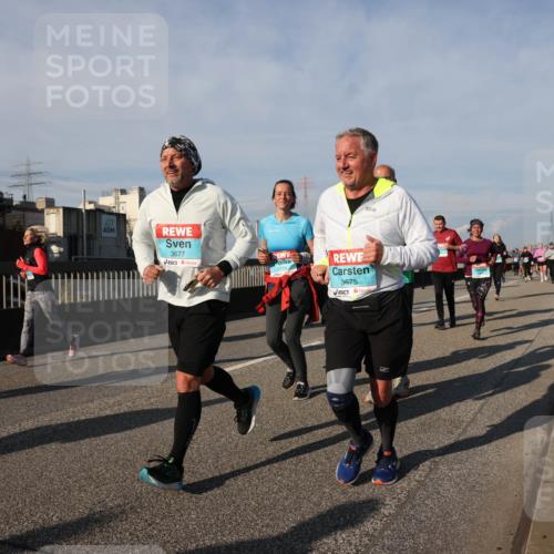 03.10.2025 - Köhlbrandbrückenlauf Lena Gebhardt http://msf.ph/oto/9145251 03.10.2025 10:02:51 Position 2 3677, 3675 meine-sportfotos.de