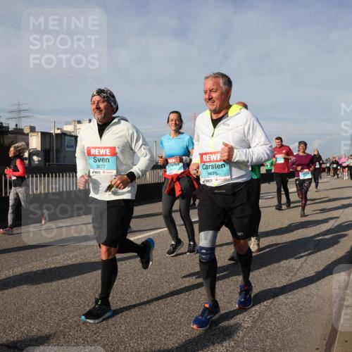 03.10.2025 - Köhlbrandbrückenlauf Lena Gebhardt http://msf.ph/oto/9145254 03.10.2025 10:02:51 Position 2 3677, 3675 meine-sportfotos.de