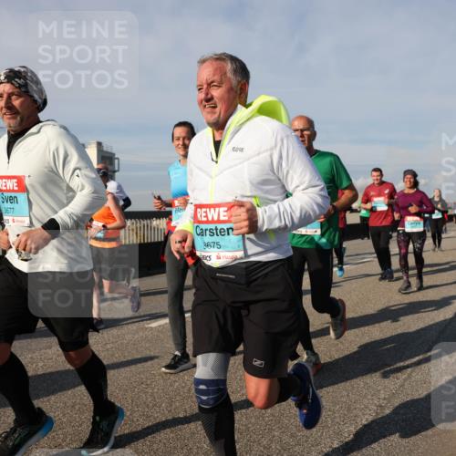 03.10.2025 - Köhlbrandbrückenlauf Lena Gebhardt http://msf.ph/oto/9145268 03.10.2025 10:02:51 Position 2 3677, 3675 meine-sportfotos.de