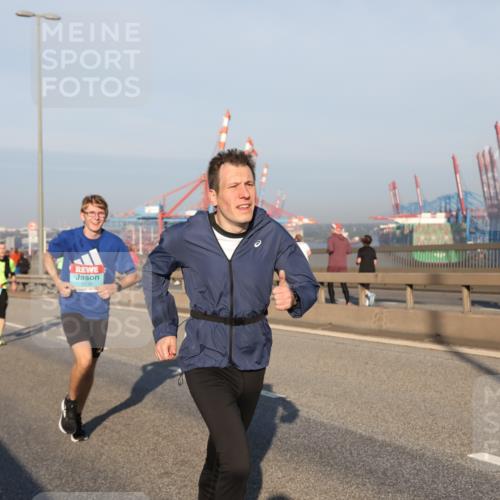 03.10.2025 - Köhlbrandbrückenlauf Yannick Fuchs http://msf.ph/oto/9145347 03.10.2025 08:34:34 Position 2 1230 meine-sportfotos.de