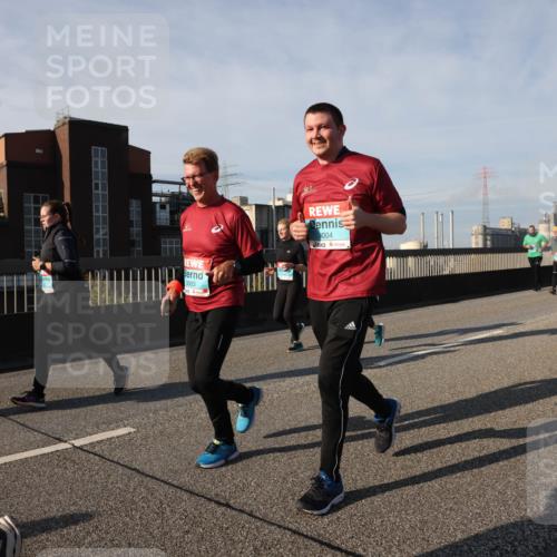 03.10.2025 - Köhlbrandbrückenlauf Lena Gebhardt http://msf.ph/oto/9145371 03.10.2025 10:02:54 Position 2 8004, 3003 meine-sportfotos.de