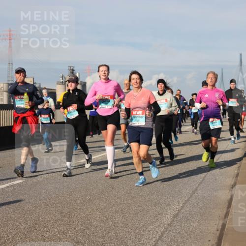 03.10.2025 - Köhlbrandbrückenlauf Lena Gebhardt http://msf.ph/oto/9145447 03.10.2025 10:02:58 Position 2 1976, 1977, 2152, 3562 meine-sportfotos.de