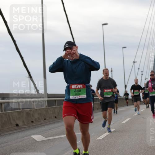 03.10.2025 - Köhlbrandbrückenlauf Jannik Wohlers http://msf.ph/oto/9145448 03.10.2025 15:47:09 Position 1 8817 meine-sportfotos.de