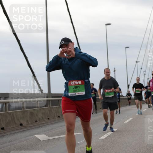 03.10.2025 - Köhlbrandbrückenlauf Jannik Wohlers http://msf.ph/oto/9145452 03.10.2025 15:47:09 Position 1 8817 meine-sportfotos.de