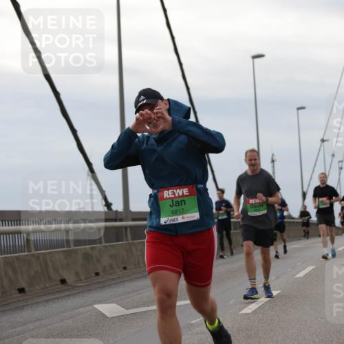 03.10.2025 - Köhlbrandbrückenlauf Jannik Wohlers http://msf.ph/oto/9145453 03.10.2025 15:47:09 Position 1 8817 meine-sportfotos.de