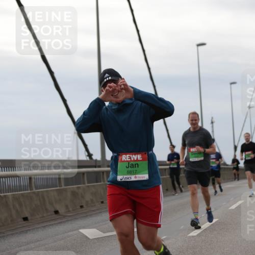 03.10.2025 - Köhlbrandbrückenlauf Jannik Wohlers http://msf.ph/oto/9145460 03.10.2025 15:47:09 Position 1 8817 meine-sportfotos.de