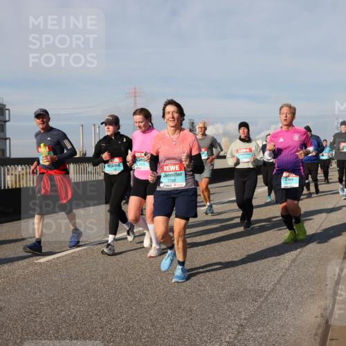 03.10.2025 - Köhlbrandbrückenlauf Lena Gebhardt http://msf.ph/oto/9145465 03.10.2025 10:02:59 Position 2 1977, 2152 meine-sportfotos.de