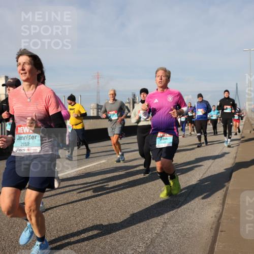 03.10.2025 - Köhlbrandbrückenlauf Lena Gebhardt http://msf.ph/oto/9145482 03.10.2025 10:02:59 Position 2 2152, 3562 meine-sportfotos.de