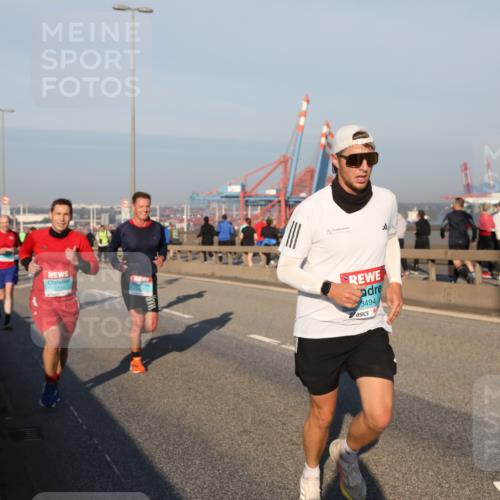 03.10.2025 - Köhlbrandbrückenlauf Yannick Fuchs http://msf.ph/oto/9145503 03.10.2025 08:34:44 Position 2 3705, 3494 meine-sportfotos.de