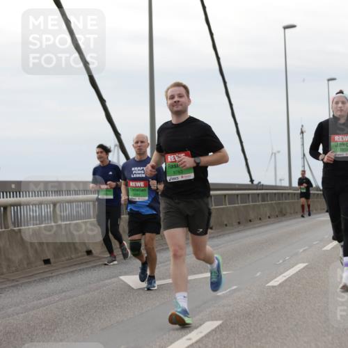 03.10.2025 - Köhlbrandbrückenlauf Jannik Wohlers http://msf.ph/oto/9145511 03.10.2025 15:47:13 Position 1 8763, 9151, 7863 meine-sportfotos.de