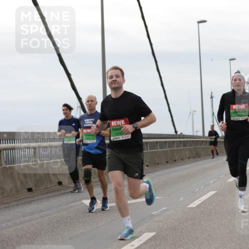 03.10.2025 - Köhlbrandbrückenlauf Jannik Wohlers http://msf.ph/oto/9145513 03.10.2025 15:47:13 Position 1 8763, 9151, 7863 meine-sportfotos.de