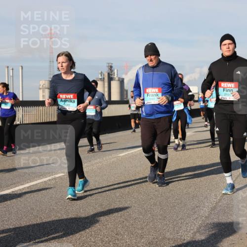 03.10.2025 - Köhlbrandbrückenlauf Lena Gebhardt http://msf.ph/oto/9145515 03.10.2025 10:03:02 Position 2 2045, 1967, 2151 meine-sportfotos.de