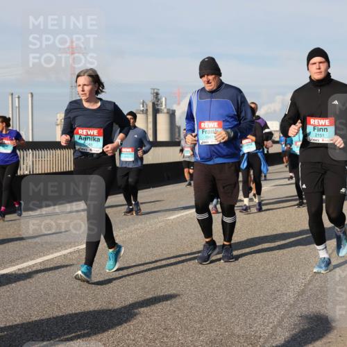 03.10.2025 - Köhlbrandbrückenlauf Lena Gebhardt http://msf.ph/oto/9145518 03.10.2025 10:03:02 Position 2 2045, 1967, 2151 meine-sportfotos.de