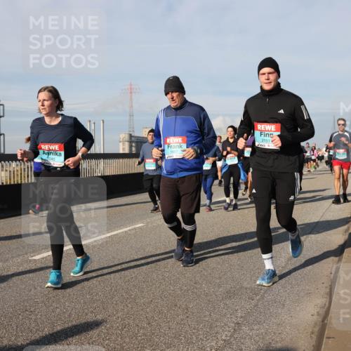 03.10.2025 - Köhlbrandbrückenlauf Lena Gebhardt http://msf.ph/oto/9145533 03.10.2025 10:03:02 Position 2 2045, 1967, 2151 meine-sportfotos.de