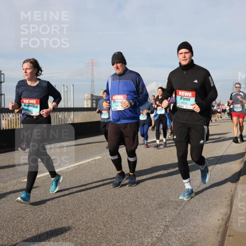 03.10.2025 - Köhlbrandbrückenlauf Lena Gebhardt http://msf.ph/oto/9145536 03.10.2025 10:03:02 Position 2 2045, 196, 2151 meine-sportfotos.de