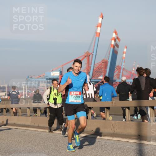 03.10.2025 - Köhlbrandbrückenlauf Yannick Fuchs http://msf.ph/oto/9145662 03.10.2025 08:35:03 Position 2 1023 meine-sportfotos.de