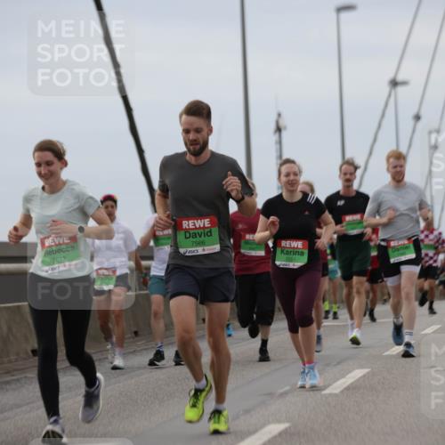 03.10.2025 - Köhlbrandbrückenlauf Jannik Wohlers http://msf.ph/oto/9145767 03.10.2025 15:47:34 Position 1 7613, 7566, 7161 meine-sportfotos.de