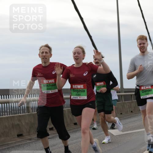 03.10.2025 - Köhlbrandbrückenlauf Jannik Wohlers http://msf.ph/oto/9145836 03.10.2025 15:47:39 Position 1 9067, 9068, 7469 meine-sportfotos.de