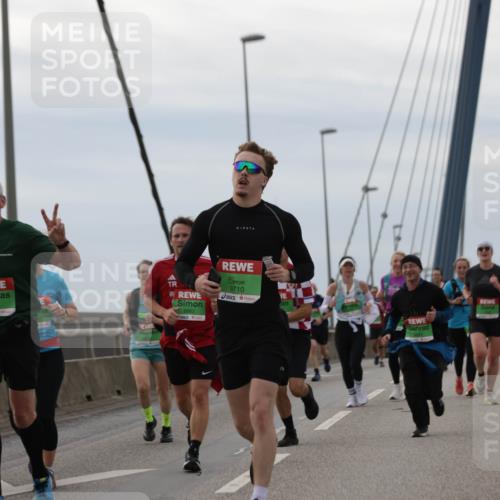 03.10.2025 - Köhlbrandbrückenlauf Jannik Wohlers http://msf.ph/oto/9145858 03.10.2025 15:47:41 Position 1 9710, 7656, 8982 meine-sportfotos.de