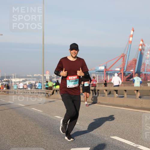 03.10.2025 - Köhlbrandbrückenlauf Yannick Fuchs http://msf.ph/oto/9145898 03.10.2025 08:35:25 Position 2 1421 meine-sportfotos.de