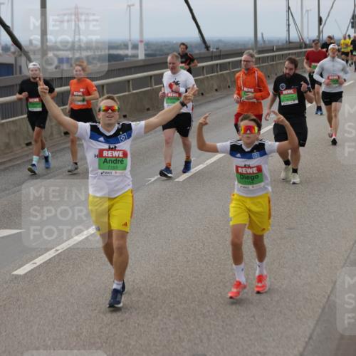 03.10.2025 - Köhlbrandbrückenlauf Jannik Wohlers http://msf.ph/oto/9146060 03.10.2025 15:48:19 Position 1 7153 meine-sportfotos.de