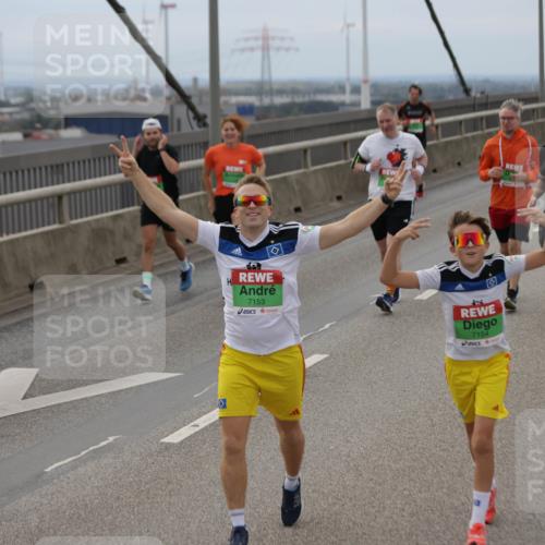 03.10.2025 - Köhlbrandbrückenlauf Jannik Wohlers http://msf.ph/oto/9146070 03.10.2025 15:48:19 Position 1 7153, 7154 meine-sportfotos.de