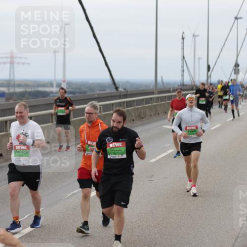 03.10.2025 - Köhlbrandbrückenlauf Jannik Wohlers http://msf.ph/oto/9146088 03.10.2025 15:48:20 Position 1 7633, 9677, 7126 meine-sportfotos.de