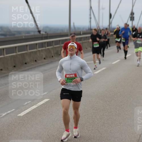 03.10.2025 - Köhlbrandbrückenlauf Jannik Wohlers http://msf.ph/oto/9146103 03.10.2025 15:48:21 Position 1 712 meine-sportfotos.de