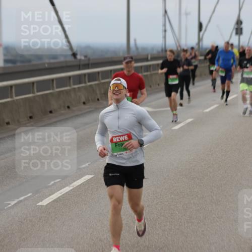 03.10.2025 - Köhlbrandbrückenlauf Jannik Wohlers http://msf.ph/oto/9146108 03.10.2025 15:48:21 Position 1 7126 meine-sportfotos.de