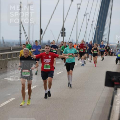 03.10.2025 - Köhlbrandbrückenlauf Jannik Wohlers http://msf.ph/oto/9146164 03.10.2025 15:48:37 Position 1 9334 meine-sportfotos.de