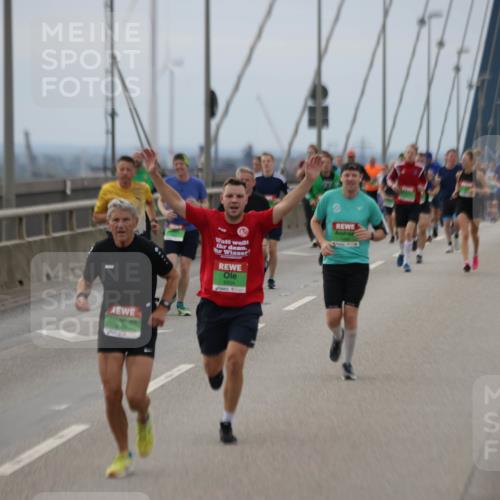 03.10.2025 - Köhlbrandbrückenlauf Jannik Wohlers http://msf.ph/oto/9146170 03.10.2025 15:48:37 Position 1 9334 meine-sportfotos.de