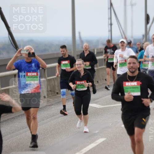 03.10.2025 - Köhlbrandbrückenlauf Jannik Wohlers http://msf.ph/oto/9146443 03.10.2025 15:49:08 Position 1 9706, 7910, 7326 meine-sportfotos.de