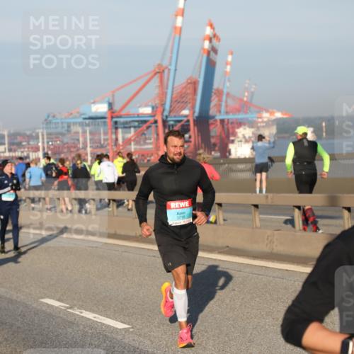 03.10.2025 - Köhlbrandbrückenlauf Yannick Fuchs http://msf.ph/oto/9146504 03.10.2025 08:36:38 Position 2 3718, 1174 meine-sportfotos.de