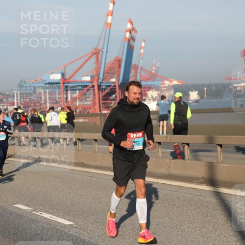 03.10.2025 - Köhlbrandbrückenlauf Yannick Fuchs http://msf.ph/oto/9146510 03.10.2025 08:36:38 Position 2 3718 meine-sportfotos.de