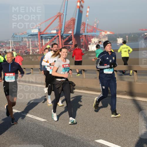 03.10.2025 - Köhlbrandbrückenlauf Yannick Fuchs http://msf.ph/oto/9146546 03.10.2025 08:36:41 Position 2 1102, 10, 10, 3243 meine-sportfotos.de