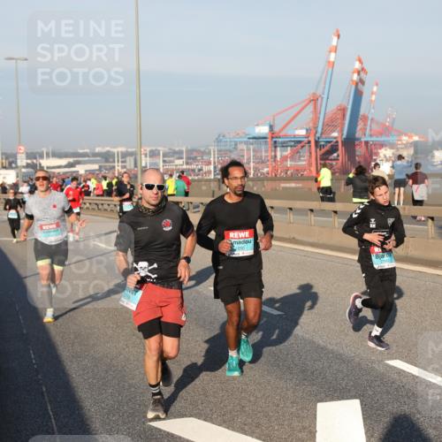 03.10.2025 - Köhlbrandbrückenlauf Yannick Fuchs http://msf.ph/oto/9146627 03.10.2025 08:36:48 Position 2 1550, 2760, 2302 meine-sportfotos.de