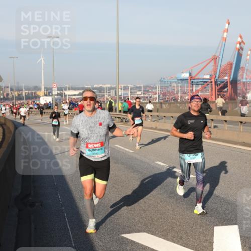 03.10.2025 - Köhlbrandbrückenlauf Yannick Fuchs http://msf.ph/oto/9146650 03.10.2025 08:36:50 Position 2 3592, 3087, 2125 meine-sportfotos.de