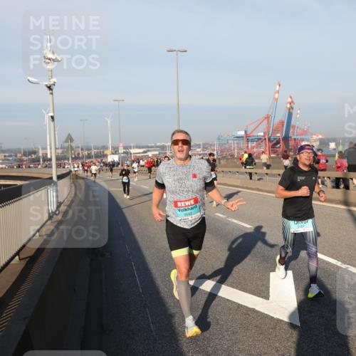 03.10.2025 - Köhlbrandbrückenlauf Yannick Fuchs http://msf.ph/oto/9146656 03.10.2025 08:36:51 Position 2 3592, 3087 meine-sportfotos.de
