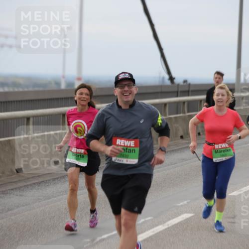 03.10.2025 - Köhlbrandbrückenlauf Jannik Wohlers http://msf.ph/oto/9146756 03.10.2025 15:49:44 Position 1 9394, 7432, 7663 meine-sportfotos.de