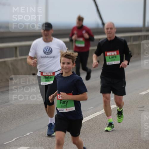 03.10.2025 - Köhlbrandbrückenlauf Jannik Wohlers http://msf.ph/oto/9146856 03.10.2025 15:49:51 Position 1 8000, 9159, 9186 meine-sportfotos.de