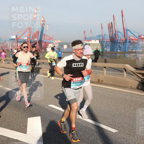 03.10.2025 - Köhlbrandbrückenlauf Yannick Fuchs http://msf.ph/oto/9146883 03.10.2025 08:37:14 Position 2 1084, 1269, 2880 meine-sportfotos.de