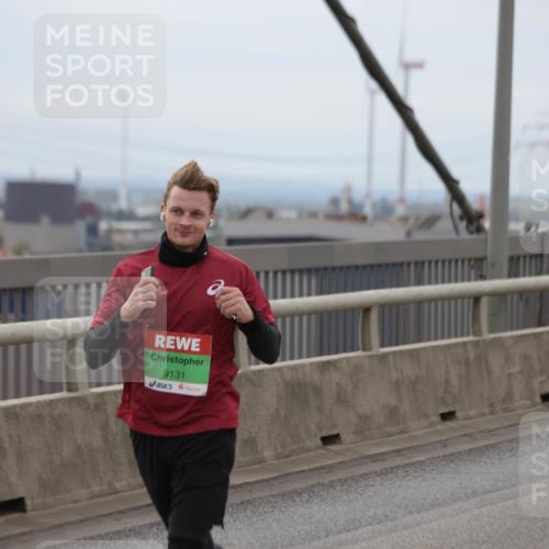 03.10.2025 - Köhlbrandbrückenlauf Jannik Wohlers http://msf.ph/oto/9146902 03.10.2025 15:49:55 Position 1 9131 meine-sportfotos.de