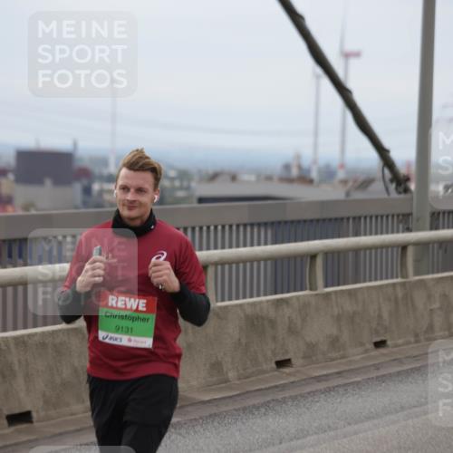 03.10.2025 - Köhlbrandbrückenlauf Jannik Wohlers http://msf.ph/oto/9146904 03.10.2025 15:49:55 Position 1 9131 meine-sportfotos.de