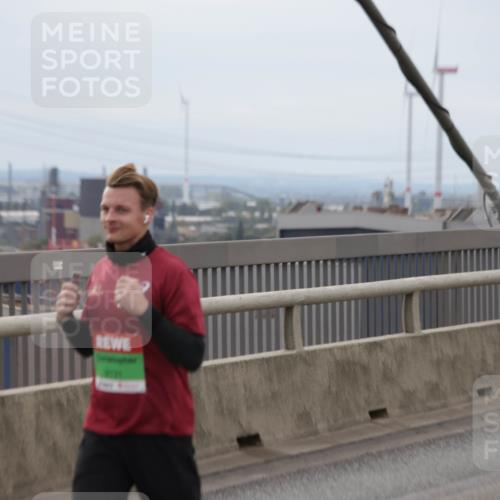 03.10.2025 - Köhlbrandbrückenlauf Jannik Wohlers http://msf.ph/oto/9146908 03.10.2025 15:49:55 Position 1 2136 meine-sportfotos.de