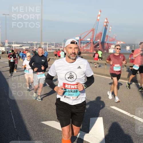 03.10.2025 - Köhlbrandbrückenlauf Yannick Fuchs http://msf.ph/oto/9146924 03.10.2025 08:37:25 Position 2 353, 2697, 1411 meine-sportfotos.de